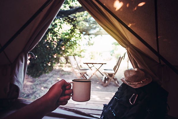 포토 JPG 해외이미지 나무 라이프스타일 손 남자 여행 백그라운드 가족 자연 휴가 휴식 산 실내 텐트 사람 풍경 성인 사람없음 야외 컵 여름 태양 여행객 트래킹 캠핑 하이킹 숲 배낭여행 주말 팔 하이커 해외202004 해외포토 자연요소 식물 식기 계절 컨셉 관계 레저 캠핑도구 내부 생활 신체부위 생태계 파일형식 이미지허브