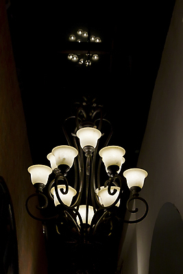 포토 JPG 해외이미지 디자인 백그라운드 유리 주택 사람없음 내부 장식 빛 검은색 수확 골동품 램프 클래식 야간 크리스탈 천장 샹들리에 옛날 스타일 해외202004 해외포토 자연요소 컬러 컨셉 농업 재질 조명 건물 광석 파일형식 이미지허브