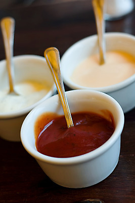 포토 JPG 해외이미지 음식 토마토 서브 마늘 동양인 사람없음 숟가락 식사 저녁식사 흰색 사발 황금 맛 그릴 바비큐 먹기 크림 향신료 바질 마요네즈 점심식사 아랍어 해외202004 해외포토 컬러 컨셉 채소 모션 주방용품 수저 인종 사기그릇 소스_음식 향미료 파일형식 이미지허브