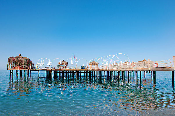 포토 JPG 해외이미지 바다 우산 휴식 사람없음 여름 파란색 항구 정원 맑음 휴양지 밀짚 해외202004 해외포토 계절 컬러 컨셉 교통시설 날씨 장소 짚 파일형식 이미지허브