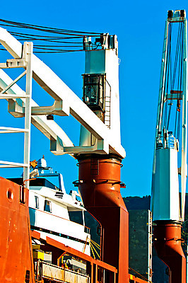 포토 JPG 해외이미지 유럽 산업 바다 비즈니스 교통시설 하늘 항해 사람없음 빨간색 물 파란색 세계 금속 항구 힘 장비 화물 흰색 보트 상품 몸무게 큼 컨테이너 기중기 무역 함선 상업 바쁨 포트 무거움 수입 터미널 해외202004 해외포토 자연요소 나라 컬러 교통 배_교통 재질 운송업 중장비 무게 크기 시설 파일형식 이미지허브