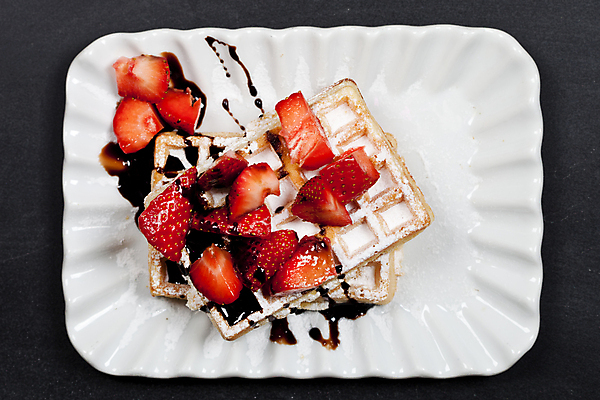 포토 JPG 해외이미지 접시 조각 딸기 사람없음 와플 슈가파우더 초코시럽 해외포토 식기 과일 디저트 초콜릿 시럽 파일형식 이미지허브