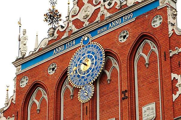 포토 JPG 해외이미지 외관 유럽 얼굴 시계 조각 여행 오렌지 건축양식 주택 사람없음 야외 건물 장식 세로 파란색 달력 도시 시간 화려 역사 황금 묘사 장면 타운 고딕 라트비아 리가 옛날 스타일 해외202004 해외포토 건축물 건축 나라 컬러 컨셉 과일 북유럽 신체부위 파일형식 이미지허브