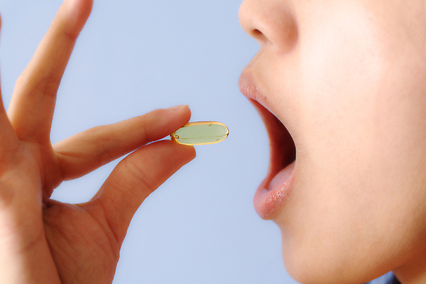 포토 JPG 해외이미지 라이프스타일 웰빙 여자 신체 다이어트 유리 건강 어류 한명 사람 물 알약 약 힘 활발 운전 에너지 피부 순수 피부관리 처방 보충 돌봄 오메가 해외202004 해외포토 자연요소 1 컨셉 의학 모션 재질 생활 신체부위 뷰티 수중동물 파일형식 이미지허브