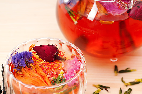 포토 JPG 해외이미지 실내 근접촬영 사람없음 찻잔 찻주전자 찻잎 꽃차 나무배경 해외202004 해외포토 뷰포인트 백그라운드 주전자 잔 내부 차_음료 파일형식 이미지허브