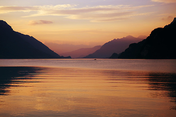 포토 JPG 해외이미지 구름 실루엣 유럽 호수 여행 백그라운드 오렌지 자연 하늘 휴가 산 풍경 사람없음 물 여름 파란색 빛 컬러풀 태양 반사 평화 일출 침묵 황혼 봄 새벽 보트 저녁 큼 스위스 알프스 설정 내추럴 해외202004 해외포토 자연요소 계절 나라 컬러 컨셉 배_교통 과일 촬영기법 노을 소리 일몰 야간 크기 생태계 파일형식 이미지허브