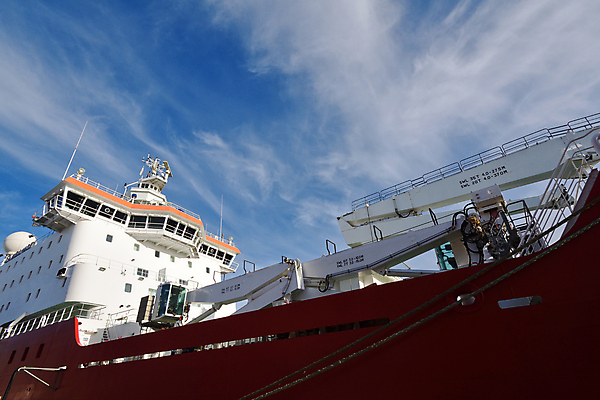 포토 JPG 해외이미지 바다 백그라운드 2 난간 항해 안테나 사람없음 가로 빨간색 파란색 환경 사진촬영 흰색 관찰 보트 둥지 보호 승무원 갑판 남극 북극 기중기 함선 까마귀 명령 남아프리카 원정 케이프타운 프로젝트 카피스페이스 해외202004 해외포토 직업 컬러 컨셉 배_교통 통신 모션 아프리카 조류 촬영 공백 중장비 극지방 남아프리카공화국 파일형식 이미지허브