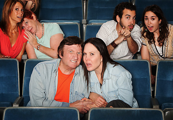 포토 JPG 해외이미지 백인 커플 여자 남자 감정 중년 의자 관리 사람 여러명 손잡기 경기장 재킷 흰색 청바지 잡기 그룹 군중 영화관 극장 손목시계 영화 충격 반응 부정적 줄서기 해외202004 해외포토 서양인 시계 컬러 가구 다수 장신구 바지 스포츠시설 관계 모션 문화예술 성인 외투 파일형식 이미지허브