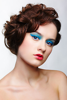 포토 JPG 해외이미지 백인 모델 헤어스타일 여자 유럽 얼굴 신체 갈색머리 건강 한명 사람 성인 파란색 유행 회색 흰색 화려 우아함 피부 피부관리 잠금 돌봄 스타일 해외202004 해외포토 서양인 1 나라 컬러 컨셉 모션 신체부위 뷰티 보안 파일형식 이미지허브