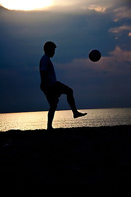 포토 JPG 해외이미지 구름 감정 실루엣 스포츠 포즈 자연 놀이 하늘 그림자 사람 사람없음 물 태양 점프 축구 그림 해외202004 해외포토 자연요소 모션 촬영기법 구기 생태계 파일형식 이미지허브