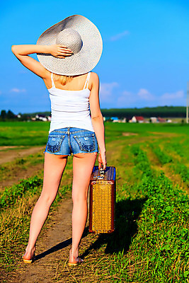 포토 JPG 해외이미지 1 여자 도로 길 여행 백그라운드 밭 가방 반바지 자연 하늘 휴가 사람 성인 사람없음 야외 초록색 여름 파란색 여행가방 산책 자유 짐 청바지 시골 잡기 날씬함 심볼 복고 무료 방법 수하물 수평선 해외202004 해외포토 잡화 계절 컬러 컨셉 농업 바지 교통시설 모션 휴식 몸매 생태계 파일형식 이미지허브