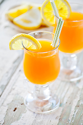 포토 JPG 해외이미지 실내 빨대 사람없음 칵테일 과일주스 레몬 건강식 나무탁자 디톡스 해외202004 해외포토 음식 과일 탁자 주류 건강 내부 주스 파일형식 이미지허브