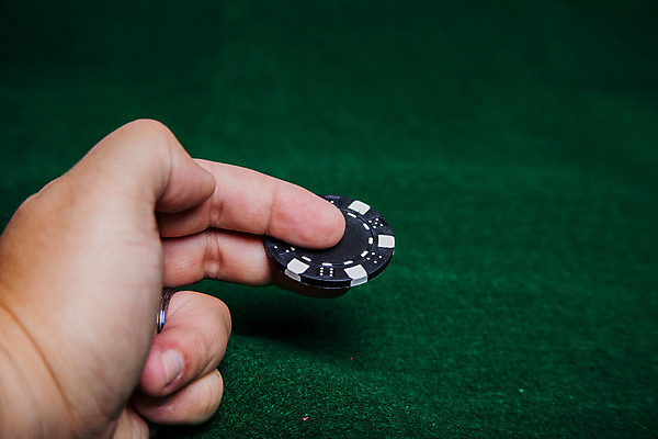 포토 JPG 해외이미지 손 손가락 탁자 사람없음 초록색 검은색 우승 도박 위험 포커 라스베가스 적자 펠트 헹가래 해외202004 해외포토 컬러 가구 컨셉 신체부위 게임 축하 최고 트럼프 파일형식 천_직물 이미지허브