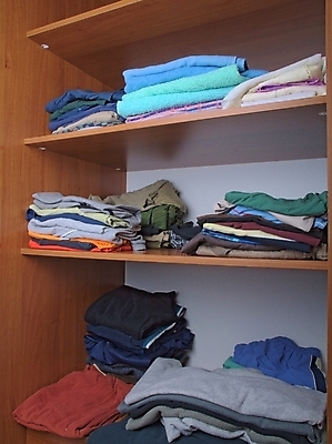 포토 JPG 해외이미지 옷 가구 호텔 선반 주택 사람없음 내부 목재 세로 수건 갈색 유행 침실 장비 직물 장롱 고급 찬장 고립 해외202004 해외포토 나무 컬러 생활용품 컨셉 재료 숙소 건물 위생용품 파일형식 이미지허브