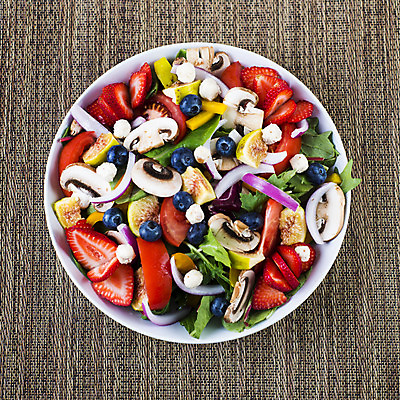 포토 JPG 해외이미지 접시 토마토 채소 딸기 양파 치즈 건강 요리 사람없음 초록색 여름 컬러풀 식사 버섯 샐러드 신선 사발 허브 유기농 블루베리 날것 성분 무화과 채식주의자 해외202004 해외포토 식물 식기 웰빙 계절 음식 컬러 과일 유제품 사기그릇 채식 파일형식 이미지허브