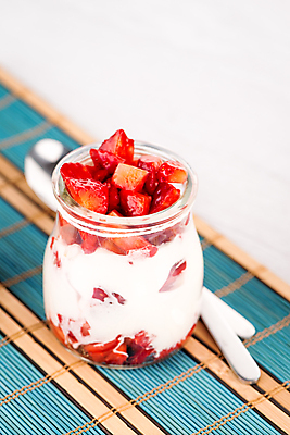 포토 JPG 해외이미지 딸기 유리병 디저트 실내 사람없음 숟가락 흰배경 요거트 나무발 해외202004 해외포토 음식 백그라운드 과일 병_용기 유제품 수저 내부 흰색 파일형식 이미지허브