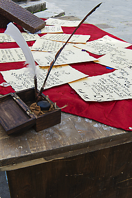 포토 JPG 해외이미지 알파벳 종이 탁자 잉크 사람없음 펜 검은색 기록 중세 인쇄 편지 판화 양피지 옛날 파피루스 해외202004 해외포토 식물 영어 컬러 가구 미술 필기구 역사 파일형식 이미지허브