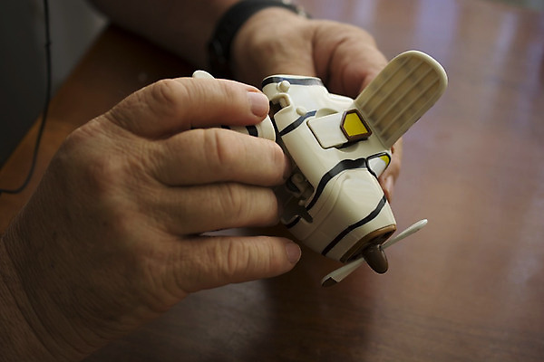 포토 JPG 해외이미지 직업 손 노동자 관리 미술 사람없음 장난감 업무 주름 수리 플라스틱 프로펠러 장인 옛날 해외202004 해외포토 재질 문화예술 신체부위 작업 파일형식 이미지허브