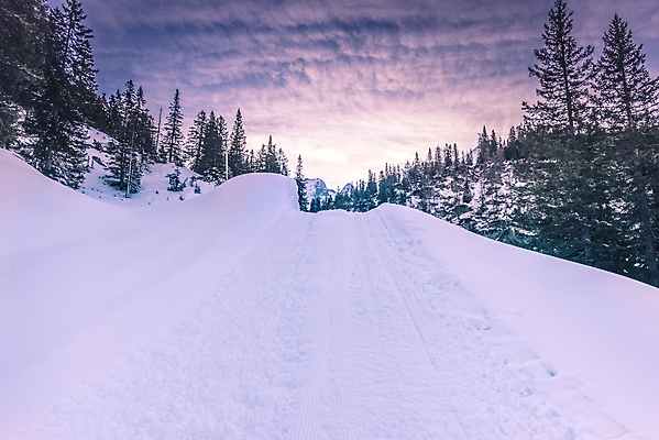 포토 JPG 해외이미지 주간 겨울 하늘 산 사람없음 야외 일몰 오스트리아 눈길 겨울풍경 해외202004 눈덮임 해외포토 자연요소 계절 유럽 길 컨셉 눈_날씨 풍경 노을 파일형식 이미지허브