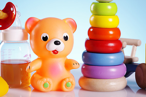 포토 JPG 해외이미지 실내 사람없음 장난감 곰인형 아기용품 젖병 동물인형 고리던지기 해외202004 해외포토 인형 내부 던지기 오브젝트 파일형식 이미지허브