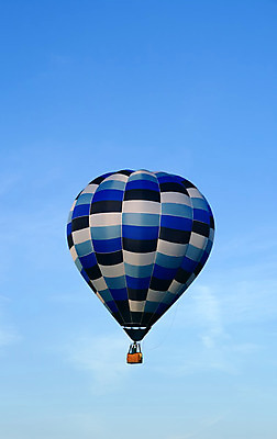 포토 JPG 해외이미지 주간 하늘 풍경 사람없음 야외 파란색 열기구 비행 해외202004 해외포토 자연요소 컬러 항공교통 파일형식 이미지허브