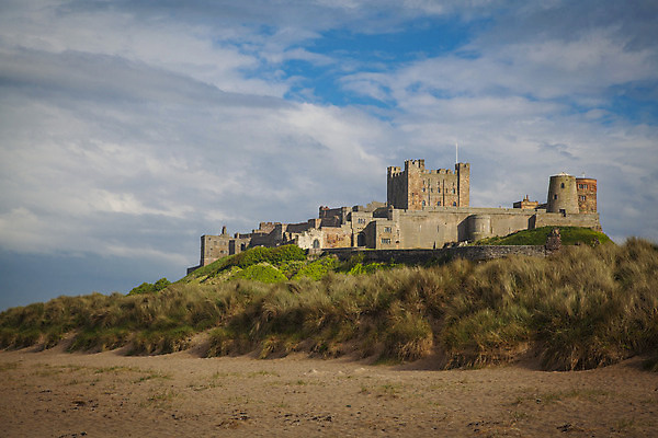 포토 JPG 해외이미지 구름 모래 바다 여행 건축양식 하늘 휴가 영국 잉글랜드 풍경 사람없음 건물 물 파란색 일출 새벽 역사 북쪽 옛날 해외202004 해외포토 자연요소 건축물 건축 유럽 컬러 노을 방향 파일형식 이미지허브