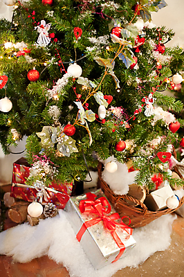 포토 JPG 해외이미지 나무 전통 디자인 계절 유럽 별 리본 백그라운드 크리스마스 겨울 공 휴가 기념 매달리기 선물 사람없음 장식 빨간색 세로 초록색 상자 크리스마스트리 축제 장식볼 덮개 축하 소나무 12월 주기 전나무 해외202004 해외포토 자연요소 식물 기념일 나라 컬러 컨셉 모션 뚜껑 날짜 파일형식 이미지허브