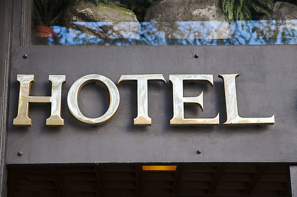 포토 JPG 해외이미지 아이콘 외관 유럽 벽 여행 비즈니스 건축양식 호텔 휴가 사람없음 야외 장식 흰색 도시 고급 편지 심볼 묘사 장면 빛망울 해외202004 해외포토 건축 나라 컬러 컨셉 숙소 빛 파일형식 이미지허브