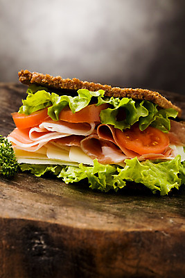 포토 JPG 해외이미지 음식 빵 토마토 치즈 파슬리 샌드위치 사람없음 식사 시골 상추 햄 토스트 건강식 해외202004 해외포토 채소 유제품 육류 파일형식 이미지허브