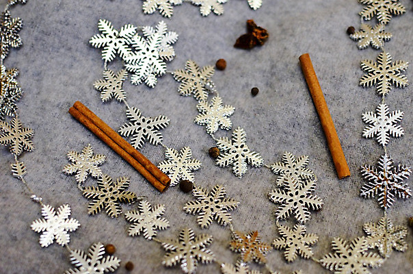 포토 JPG 해외이미지 나무 별 문화 음식 백그라운드 크리스마스 겨울 오렌지 공 탁자 휴가 새로움 귤 선물 사람없음 목재 장식 빛 갈색 우주 축제 견과류 흰색 시골 축하 소나무 신용카드 눈송이 연도 호두 아몬드 마법 원뿔 구성 러시아인 시나몬 여의주 방식 해외202004 해외포토 자연요소 도형 서양인 식물 계절 기념일 컬러 가구 컨셉 과일 재료 눈_날씨 금융 파일형식 이미지허브