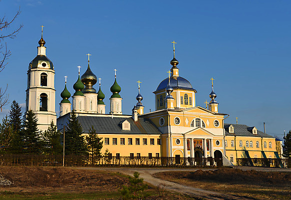 포토 JPG 해외이미지 나무 전통 종교 십자가 건축양식 하늘 풍경 사람없음 여름 파란색 강 반사 성당 교회 사찰 역사 황금 러시아 수도원 러시아인 바실리카 옛날 크렘린궁전 해외202004 해외포토 서양인 식물 계절 건축 유럽 컬러 종교건축 건물 궁전 크렘린 파일형식 이미지허브