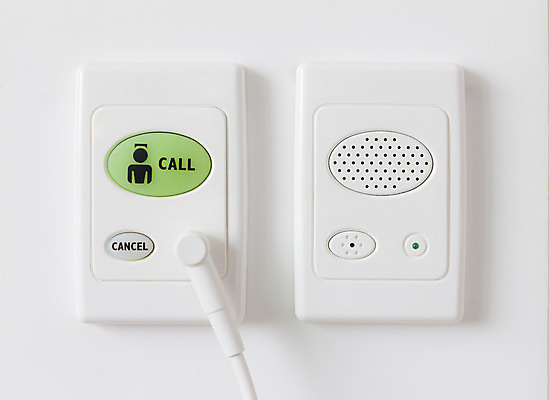 포토 JPG 해외이미지 손 팔찌 실내 병원 사람없음 내부 치료 약 방 고통 장비 환자 간호사 침대 긴급 대접 질병 입장 부름 병실 돌봄 헬프 해외202004 해외포토 감정 가구 장신구 의학 모션 신체부위 의료진 도움 파일형식 이미지허브