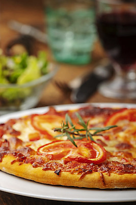 포토 JPG 해외이미지 전통 음식 조각 백그라운드 토마토 치즈 피자 요리 사람없음 빨간색 우주 식당 검은색 식사 저녁식사 이탈리아 신선 맛 정상 자르기 메뉴 올리브 반죽 후추 바질 로즈메리 마르게리타피자 모짜렐라치즈 피자집 핸드메이드 해외202004 해외포토 열매 유럽 컬러 컨셉 채소 모션 유제품 패스트푸드 서양음식 상점 허브 향신료 파일형식 이미지허브