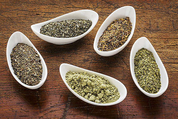 포토 JPG 해외이미지 조각 잎 다이어트 건조 사람없음 목재 도자기 사발 해조류 가루 허브 보충 다시마 해외202004 해외포토 나무 식물 재료 건강 사기그릇 해양식물 파일형식 이미지허브