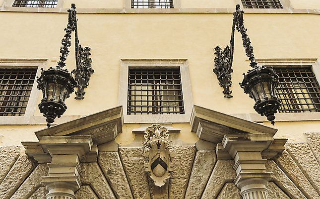 포토 JPG 해외이미지 디자인 문화 가로등 건축양식 휴가 출입구 프레임 사람없음 야외 건물 목재 장식 여행객 문 이탈리아 수확 골동품 램프 오픈 역사 묘사 아치 대문 옛날 정문 해외202004 해외포토 나무 건축물 공공시설 건축 유럽 농업 재료 조명 사람 파일형식 이미지허브