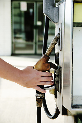 포토 JPG 해외이미지 손 산업 도로 여행 비즈니스 교통시설 자동차 통 손잡이 사람 사람없음 초록색 경제 환경 힘 에너지 잡기 역 휘발유 석유 묘사 서비스 탱크 화석 연료 가스 수납 자원 펌프 노즐 배기가스 생태학 옛날 자동 해외202004 해외포토 교육 길 육상교통 컬러 교통 모션 신체부위 시설 파일형식 이미지허브