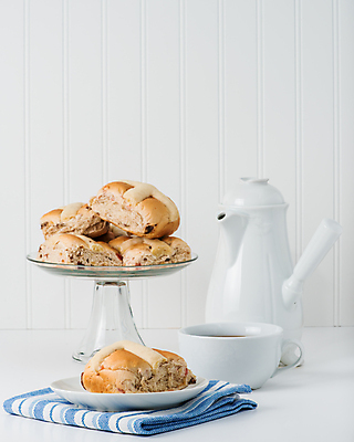 포토 JPG 해외이미지 전통 접시 음식 빵 과일 부활절 사람없음 축하 달콤 굽기 심볼 건포도 해외202004 해외포토 식기 기념일 컨셉 포도 맛 구이 건과일 파일형식 이미지허브