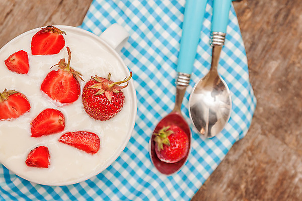 포토 JPG 해외이미지 접시 열매 음식 백그라운드 다이어트 과일 유리 탁자 딸기 아침 디저트 건강 사람없음 컵 빨간색 여름 수건 주방 숟가락 식사 우유 흰색 신선 사발 달콤 맛 아침식사 정상 먹기 크림 유기농 산딸기 요거트 그리스인 내추럴 고립 숙성 요구르트 채식주의자 해외202004 해외포토 주간 서양인 식물 식기 웰빙 계절 컬러 가구 컨셉 모션 재질 유제품 수저 위생용품 사기그릇 채식 파일형식 이미지허브