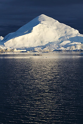포토 JPG 해외이미지 바다 자연 하늘 풍경 사람없음 물 파란색 햇빛 반사 노란색 얼음 일몰 거울 추위 흰색 재산 북극 빙하 빙산 북쪽 대서양 그린란드 해외202004 해외포토 자연요소 컬러 섬 덴마크 금융 태양 노을 극지방 방향 생태계 파일형식 이미지허브