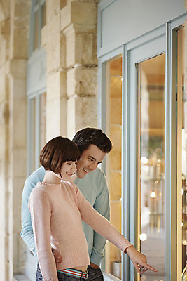 포토 JPG 해외이미지 백인 라이프스타일 커플 행복 여행 유리 휴가 함께함 사랑 한명 서기 미소 사람 손짓 20대 성인 야외 옆모습 30대 쇼핑 상점 프랑스 도시 주말 보여주기 열광 프랑스어 파리(프랑스) 해외202004 해외포토 서양인 문자 1 감정 유럽 뷰포인트 컨셉 관계 모션 재질 표정 청년 생활 장년 파일형식 이미지허브