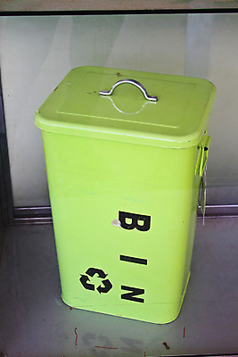 포토 JPG 해외이미지 이동 컨셉 유리 사람없음 세로 상자 반사 환경 재활용 사회 보호 쓰레기 폐기물 컨테이너 플라스틱 진열장 슛 수납 해외202004 해외포토 산업 재질 친환경 공동체 파일형식 이미지허브