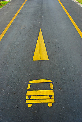 포토 JPG 해외이미지 백그라운드 자동차 거리 버스 안전 사람없음 노란색 사인 질감 도로표지판 방법 해외202004 해외포토 도로 육상교통 컬러 대중교통 표지판 파일형식 이미지허브