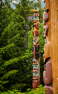 포토 JPG 해외이미지 종교 문화 여행 날개 곰 주택 미술 사람없음 야외 목재 마을 미국 페인트 역사 재산 보호 독수리 신성 봉 목각 늑대 알래스카 부족 해외202004 해외포토 나무 동물 컨셉 북아메리카 재료 포유류 조류 문화예술 건물 금융 파일형식 이미지허브
