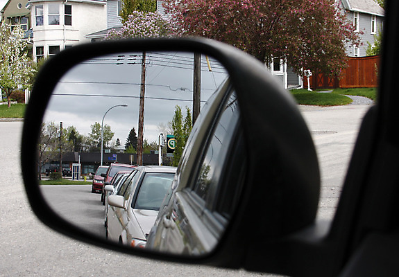 포토 JPG 해외이미지 나무 선 창문 자동차 거리 주택 서기 사람없음 옆모습 반사 검은색 침묵 거울 환자 흰색 작음 손목시계 쇼 해외202004 해외포토 식물 육상교통 뷰포인트 시계 컬러 장신구 의학 모션 건물 소리 크기 파일형식 이미지허브