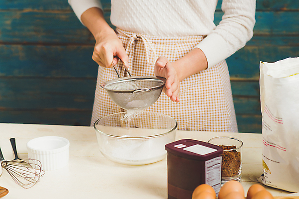 포토 JPG 해외이미지 여자 탁자 실내 요리 한명 들기 상반신 성인 옆모습 계란 채망 밀가루 거품기 유리그릇 흑설탕 성인여자한명만 털기 해외202004 해외포토 1 그릇 뷰포인트 가구 모션 유리 주방용품 사람 내부 알 가루 설탕 여자한명만 성인여자만 파일형식 이미지허브