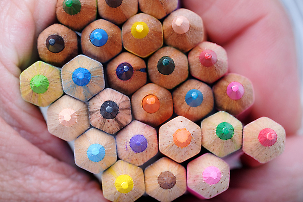 포토 JPG 해외이미지 디자인 분홍색 색연필 사람없음 빨간색 초록색 파란색 컬러풀 연필 노란색 검은색 크레파스 해외202004 해외포토 컬러 학용품 필기구 파일형식 이미지허브