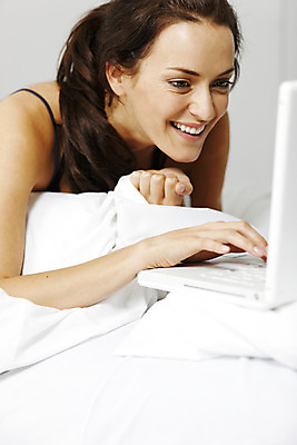 포토 JPG 해외이미지 라이프스타일 여자 행복 인터넷 베개 아침 휴식 주택 한명 성인 노트북 컴퓨터 침실 잠옷 침대 타이핑 이메일 네트워킹 해외202004 해외포토 주간 1 옷 감정 가구 컨셉 침구 사람 건물 생활 전자제품 네트워크 파일형식 이미지허브