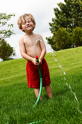 포토 JPG 해외이미지 남자 행복 아들 얼굴 어린이 맨발 놀이 한명 미소 사람 소년 야외 물 여름 청춘 머리 정원 봄 젖음 추위 게임 물방울 표현 신선 뜨거움 시원함 스프레이 호스 교외 뒤뜰 해외202004 해외포토 자연요소 1 계절 감정 컨셉 가족 발 표정 신체부위 파일형식 이미지허브