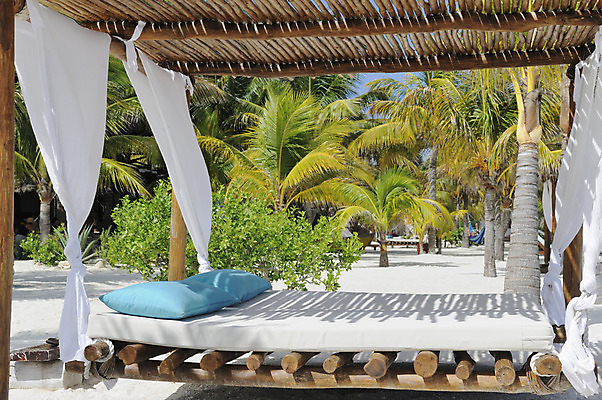 포토 JPG 해외이미지 모래 쿠션 베개 휴가 휴식 사람없음 야외 태양 흰색 해외202004 해외포토 자연요소 컬러 컨셉 침구 파일형식 이미지허브