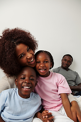 포토 JPG 해외이미지 모델 라이프스타일 손 여자 남자 딸 행복 아들 어린이 백그라운드 2 가족 주택 함께함 사랑 웃음 사람 소년 여러명 성인 카메라 침실 잠옷 흰색 침대 4 아빠 재산 옛날 해외202004 해외포토 옷 감정 컬러 가구 다수 컨셉 관계 표정 건물 생활 신체부위 금융 전자제품 숫자 파일형식 이미지허브